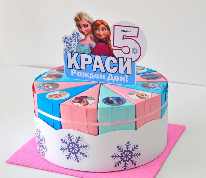 Хартиена торта с тематична декорация и персонализация Елза и Ана от Замръзналото Кралство