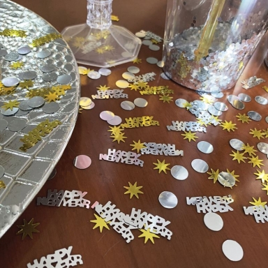 Конфети за декорация на празнична маса Честита Нова Година / Happy New Year, цвят злато и сребро /mb/