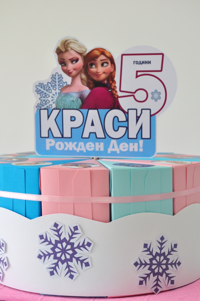 Хартиена торта с тематична декорация и персонализация Елза и Ана от Замръзналото Кралство