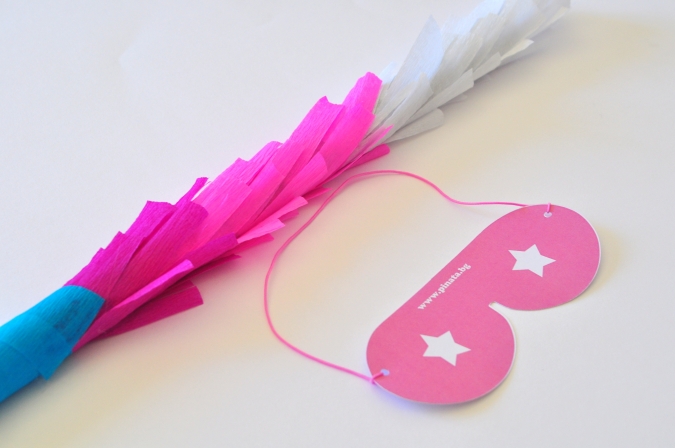 Пръчка и маска за разбиване на пинята